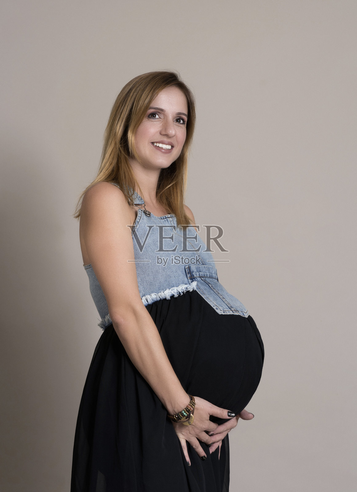 微笑的孕妇照片摄影图片