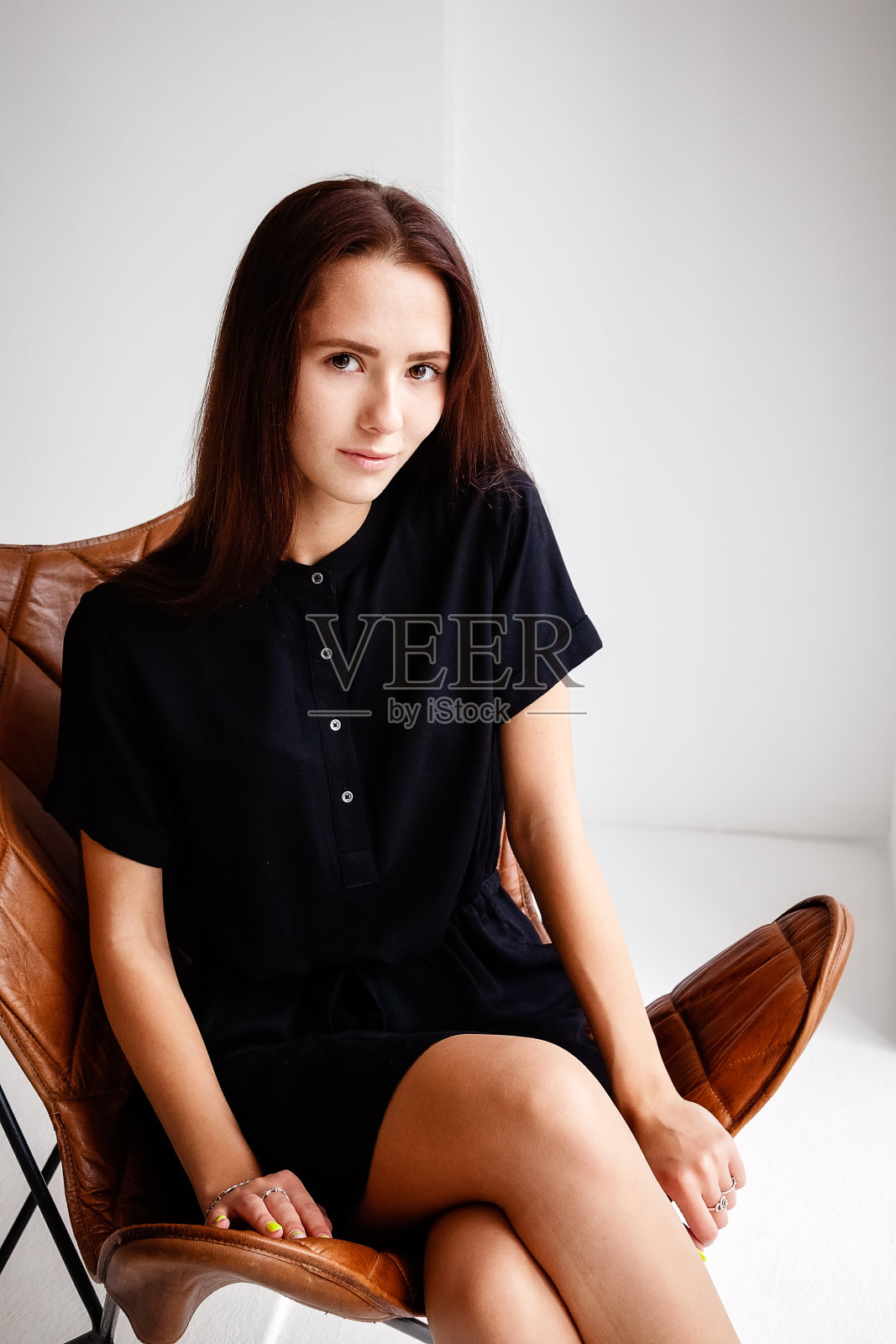 一个穿着黑裙子的年轻女孩照片摄影图片