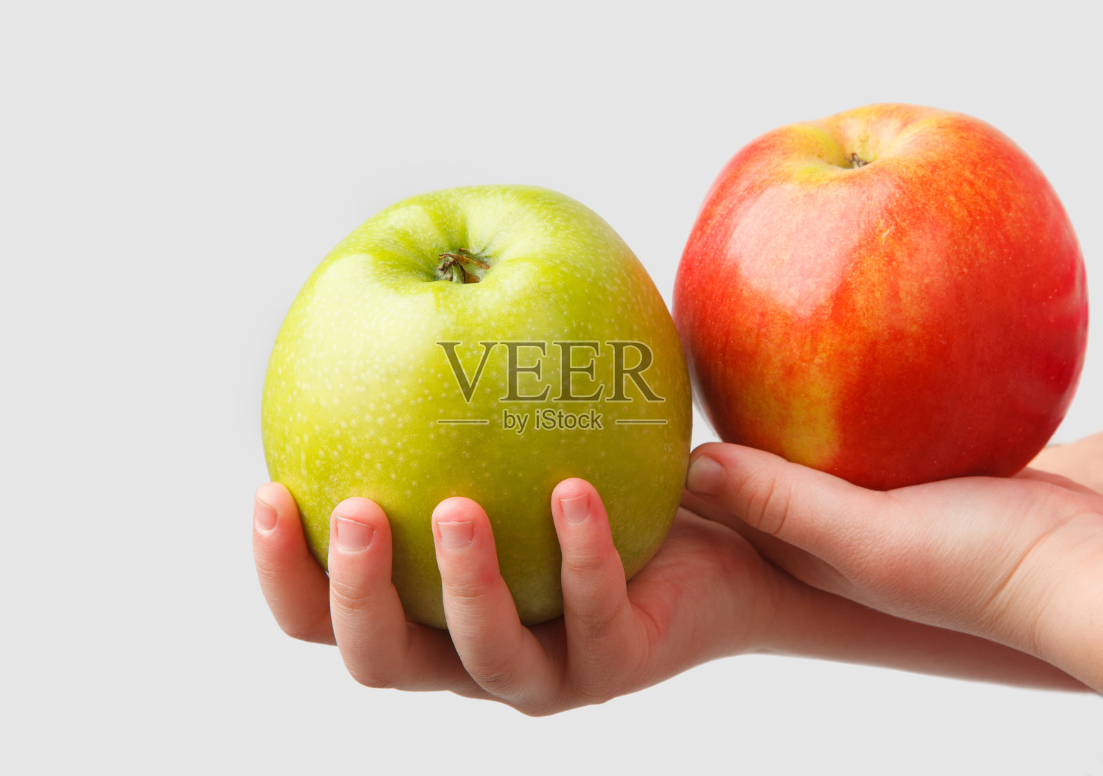 孩子手中的苹果照片摄影图片