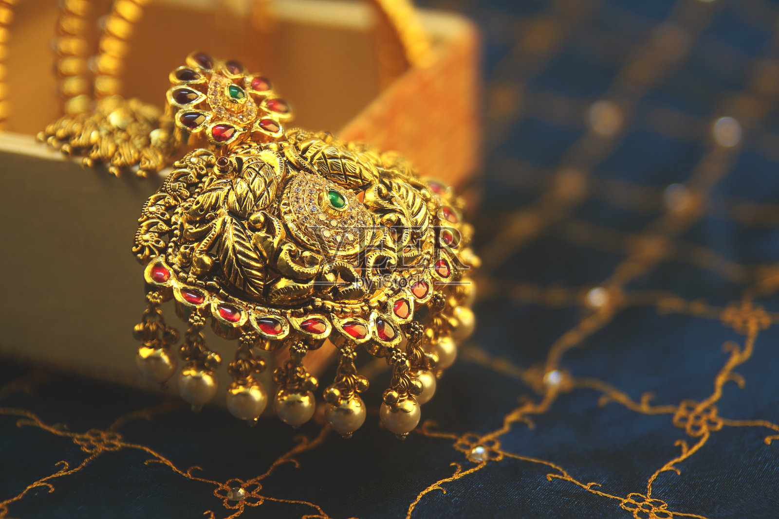 古董金项链与孔雀设计照片摄影图片