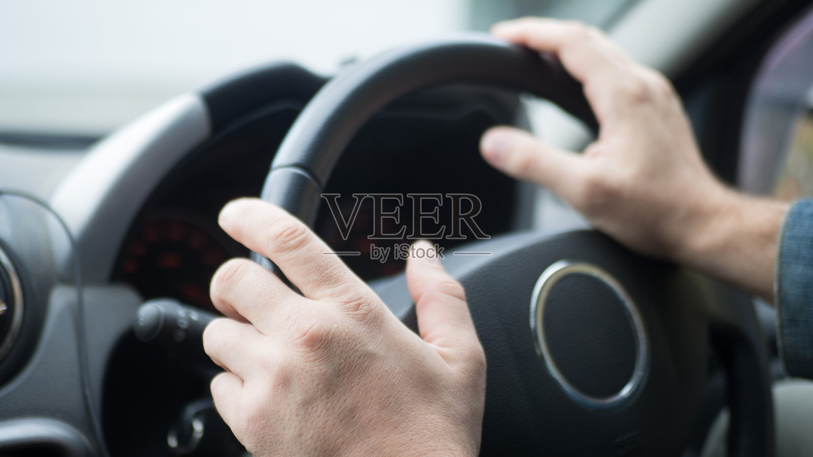 男性双手放在车内方向盘上，选择焦点照片摄影图片
