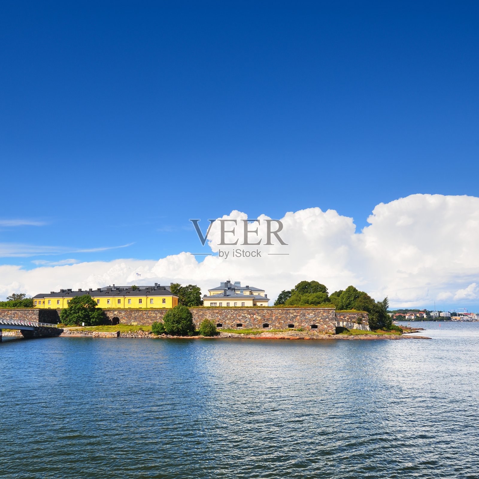 在一个美丽的夏日，赫尔辛基的水上全景照片摄影图片