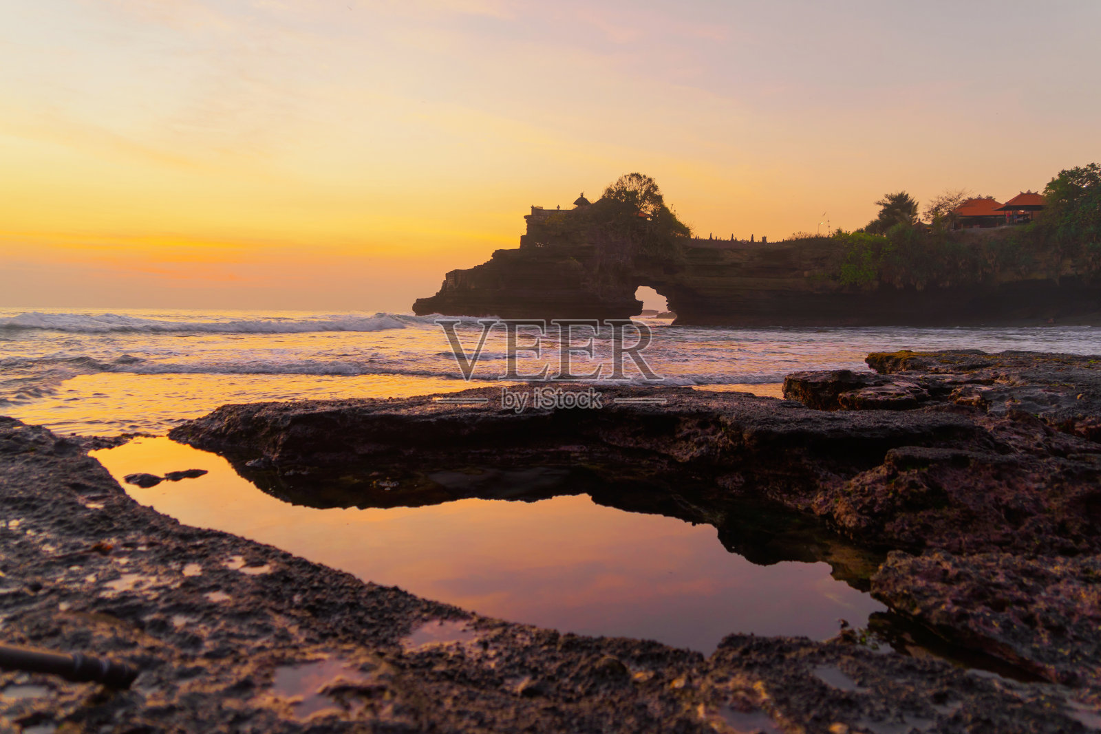 日落时分，巴厘岛Pura Tanah地段附近的悬崖。它是最受欢迎的旅游景点之一。印度尼西亚。印尼旅游度假的自然景观背景。照片摄影图片