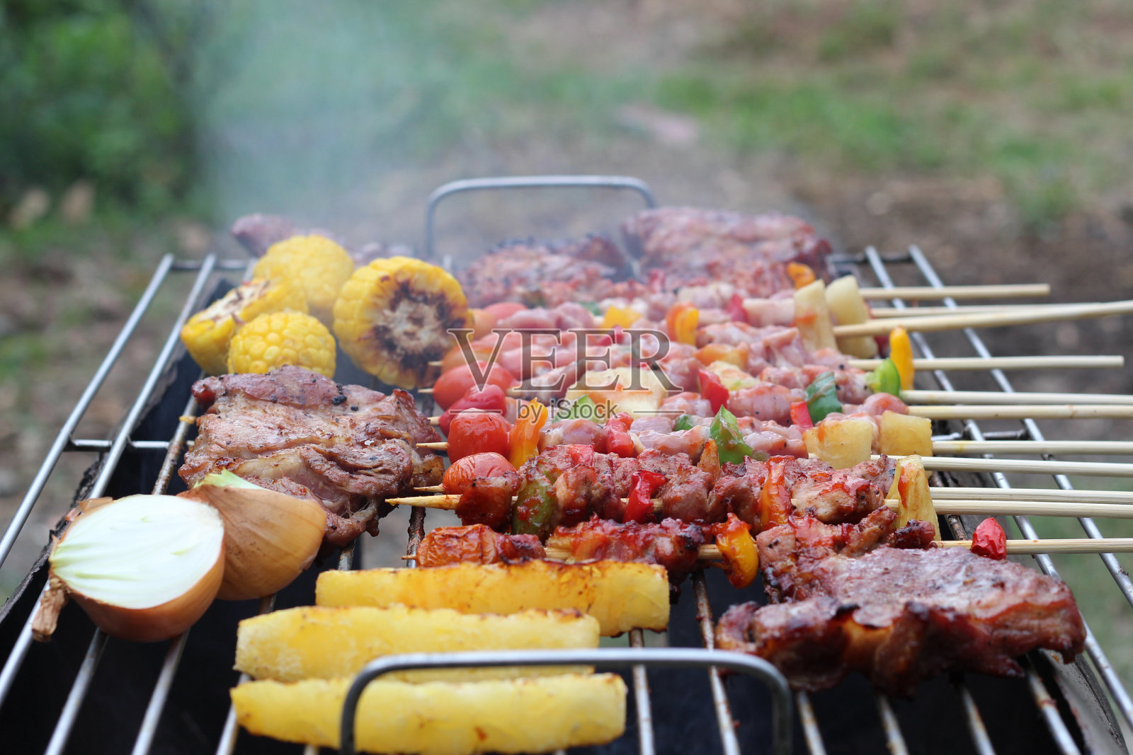 烧烤泰国街头小吃，在户外吃在一个幸福的家庭。照片摄影图片