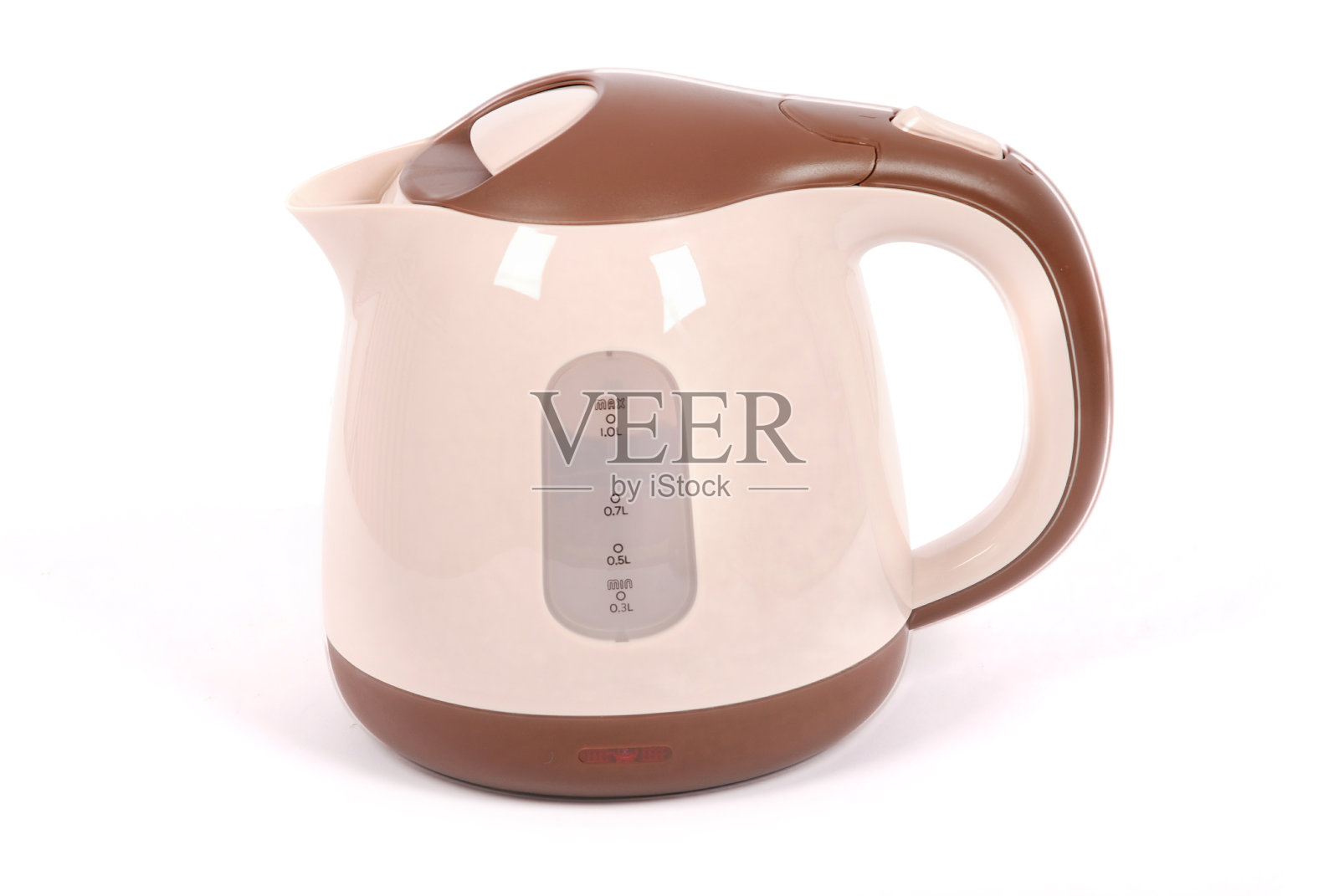 电热水壶，孤立白色。时尚的米色和棕色。照片摄影图片