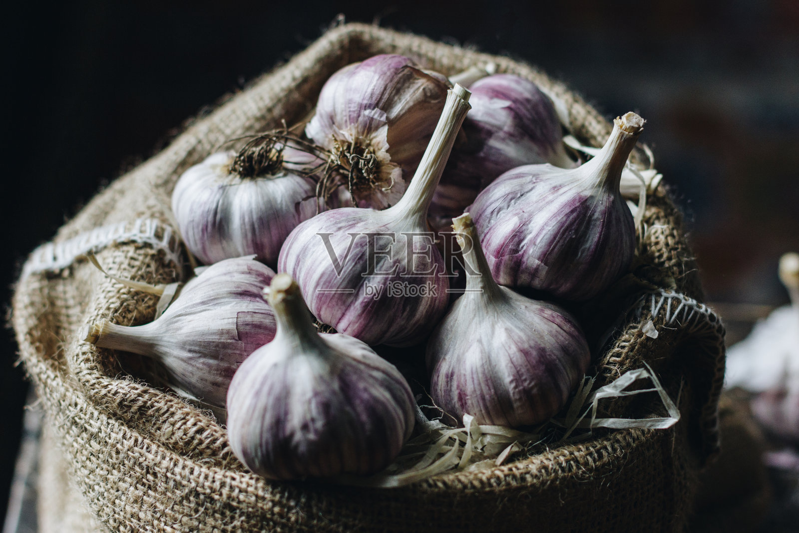 亚麻袋里的大蒜照片摄影图片