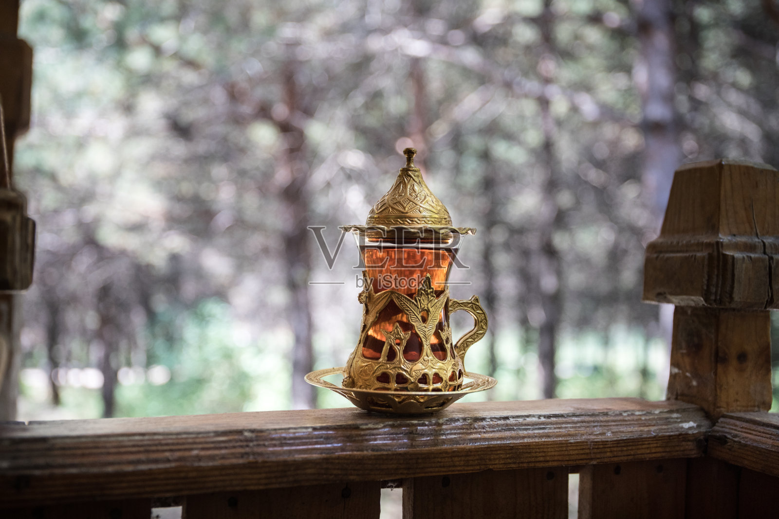 森林里的东方红茶。东方茶的概念。Armudu传统杯。绿色的自然背景。照片摄影图片