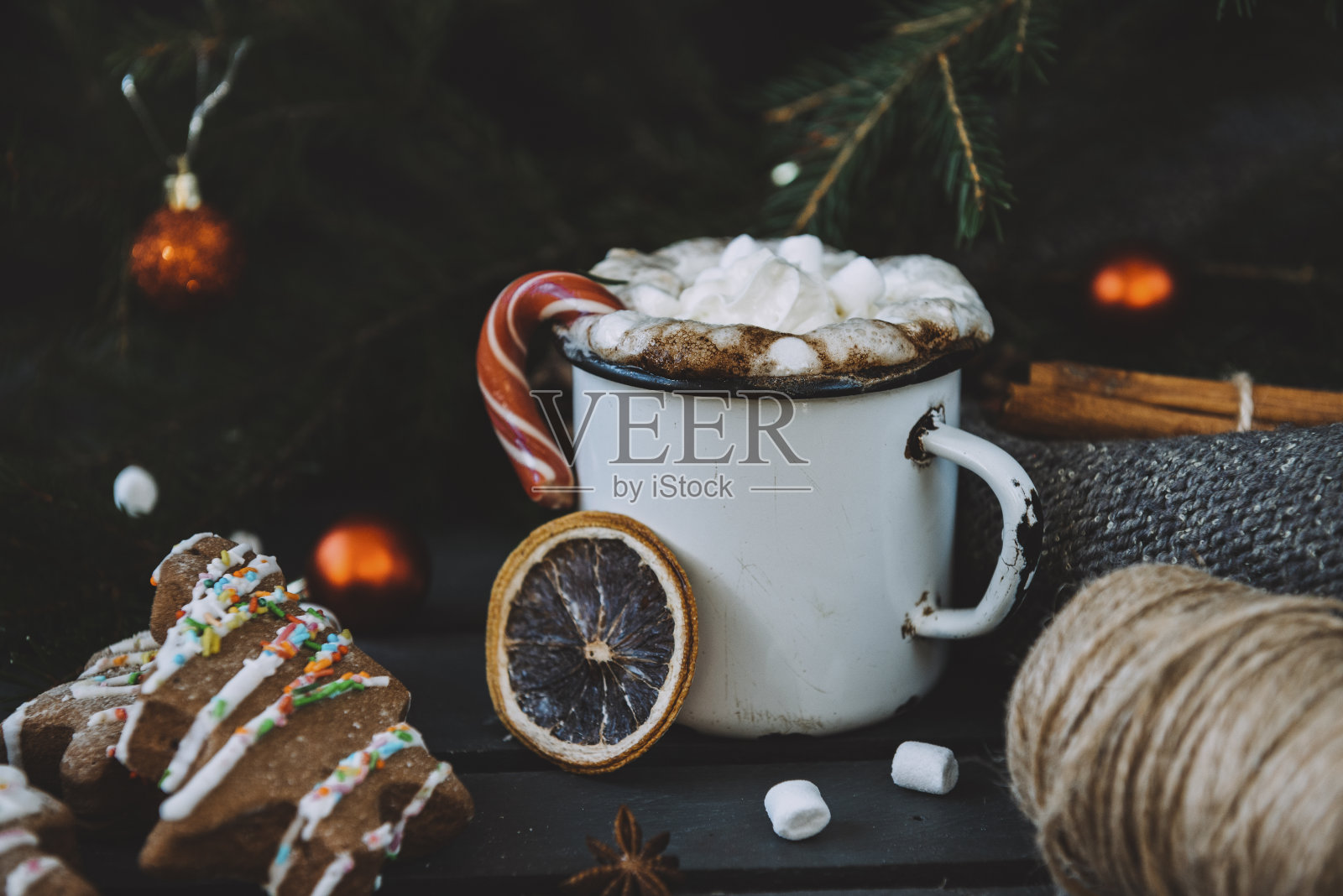 一杯热巧克力加棉花糖，饼干，圣诞树，球，糖果，冬季饮料，照片摄影图片
