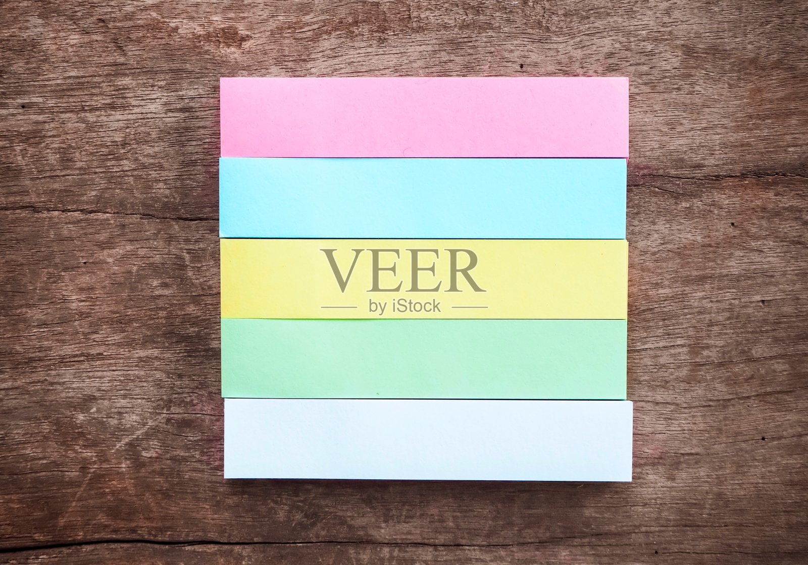 笔记纸颜色在木桌的背景上照片摄影图片