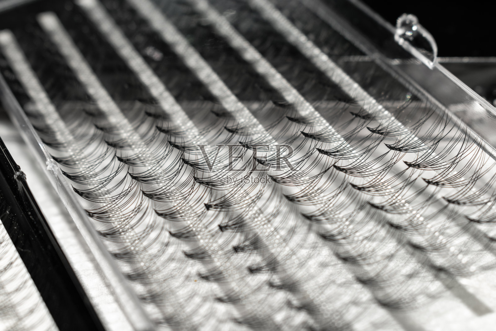 一束人造睫毛的特写。假睫毛束打包。一套假睫毛束照片摄影图片