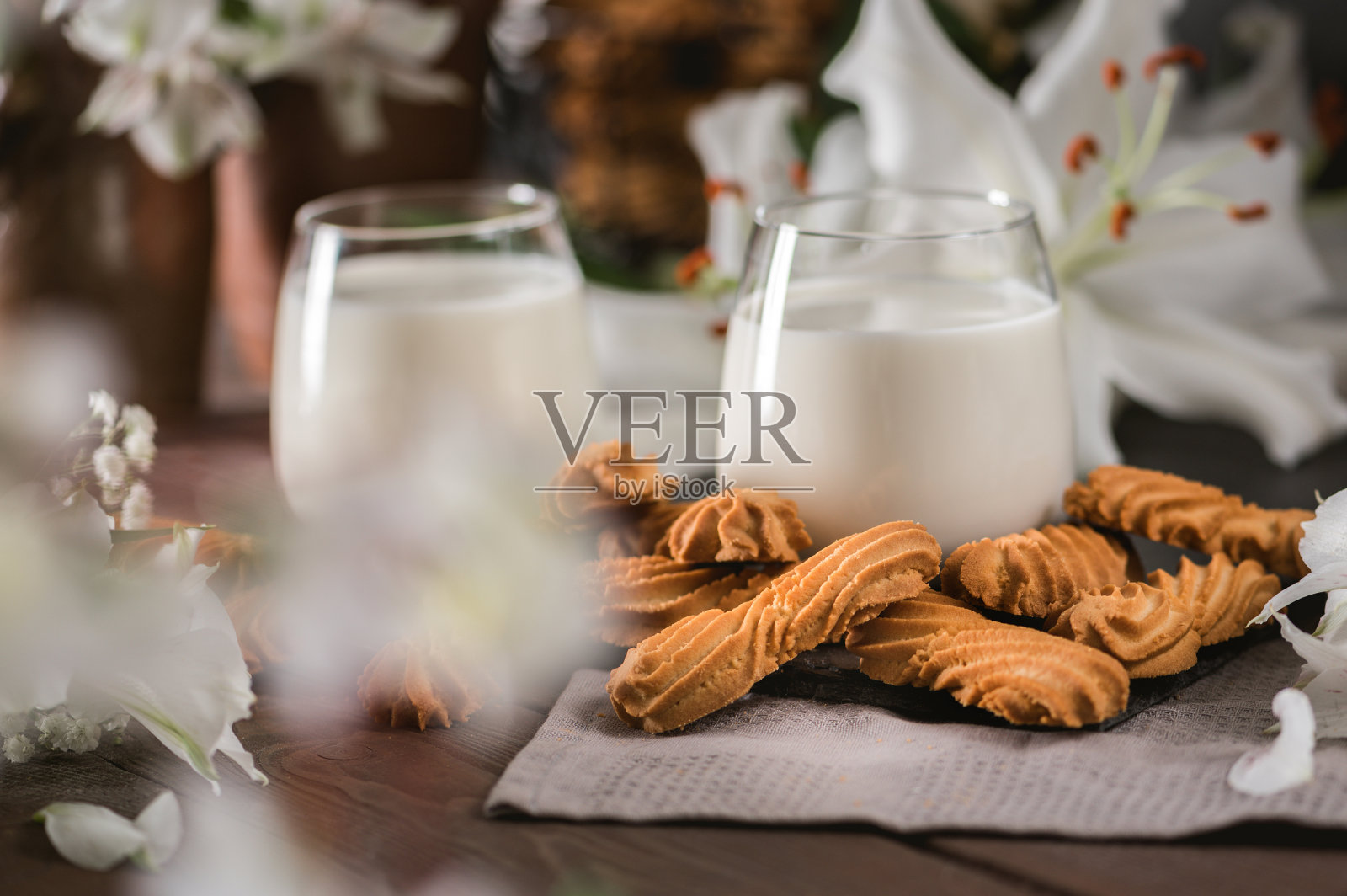美味的新鲜饼干和健康的牛奶照片摄影图片