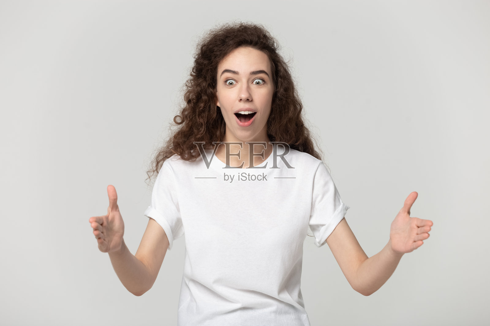 惊奇的千禧一代妇女展示大尺寸。照片摄影图片