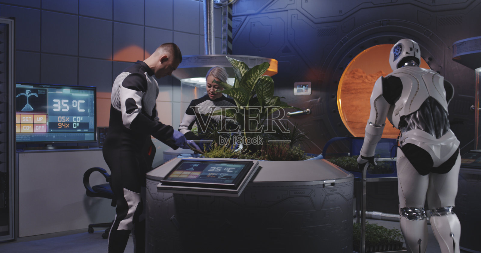 生物学家和机器人在火星基地种植幼苗照片摄影图片
