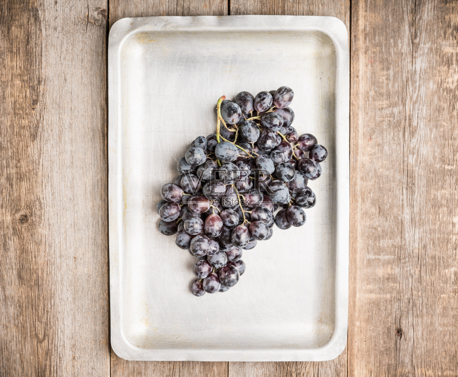 成熟的黑葡萄配上乡村的背景照片摄影图片