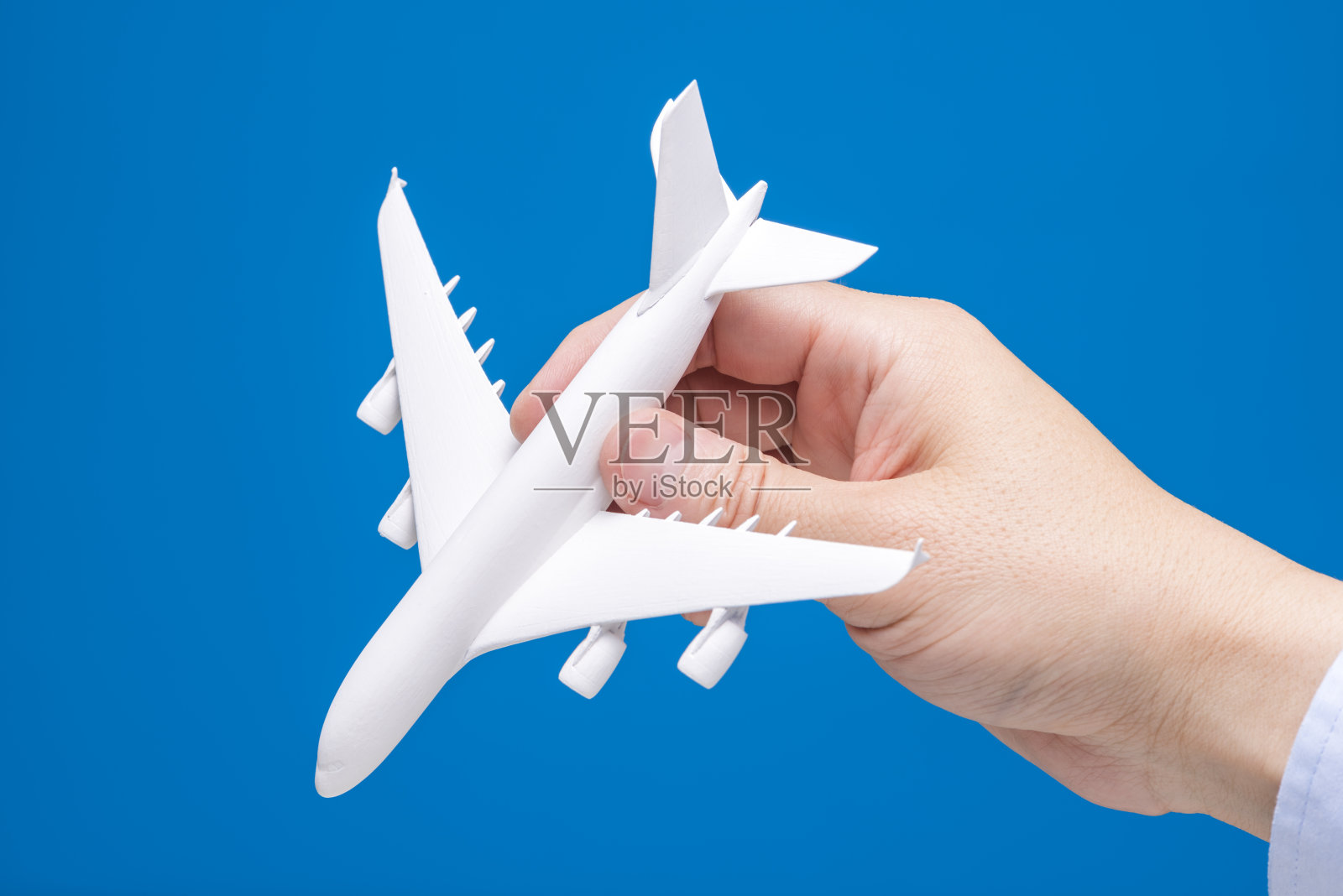 蓝色背景上的飞机模型照片摄影图片
