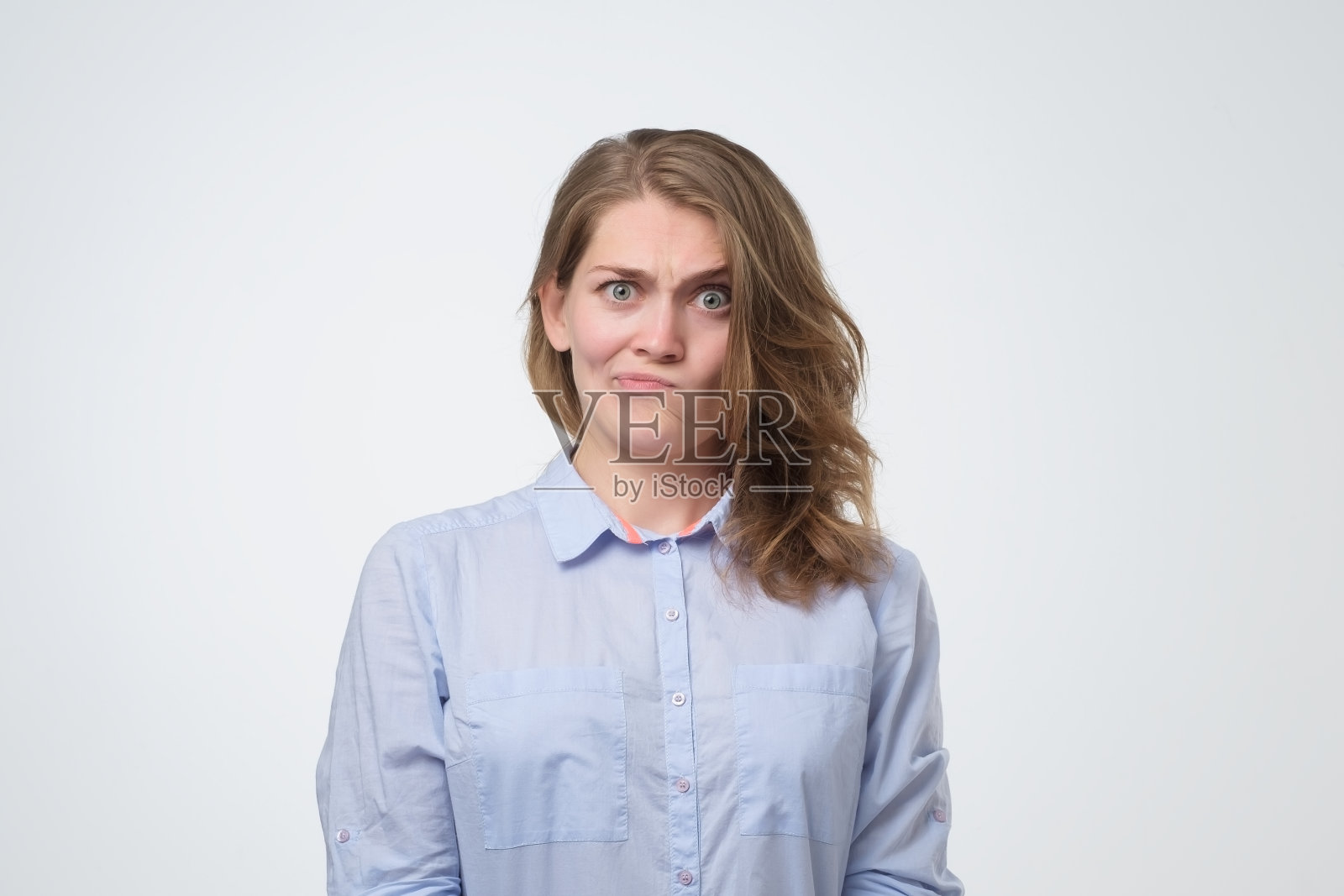 年轻而愤怒的长发女子看起来很可疑照片摄影图片