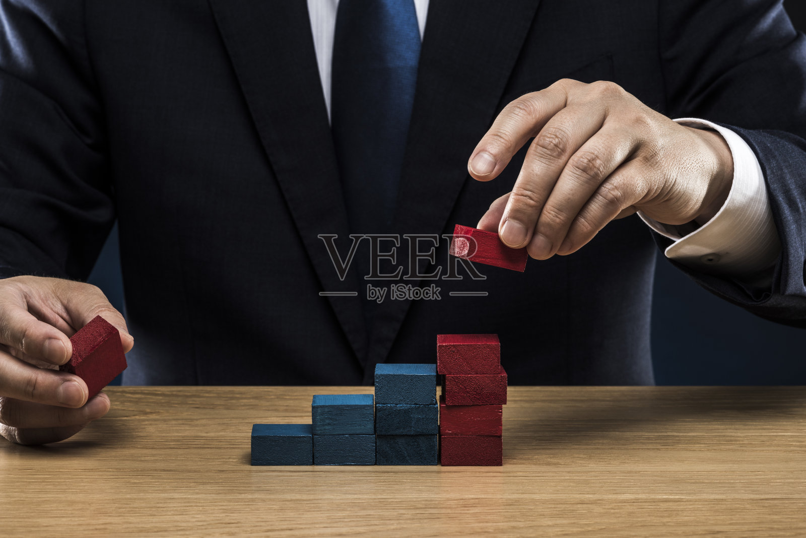 堆叠红色和蓝色方块照片摄影图片