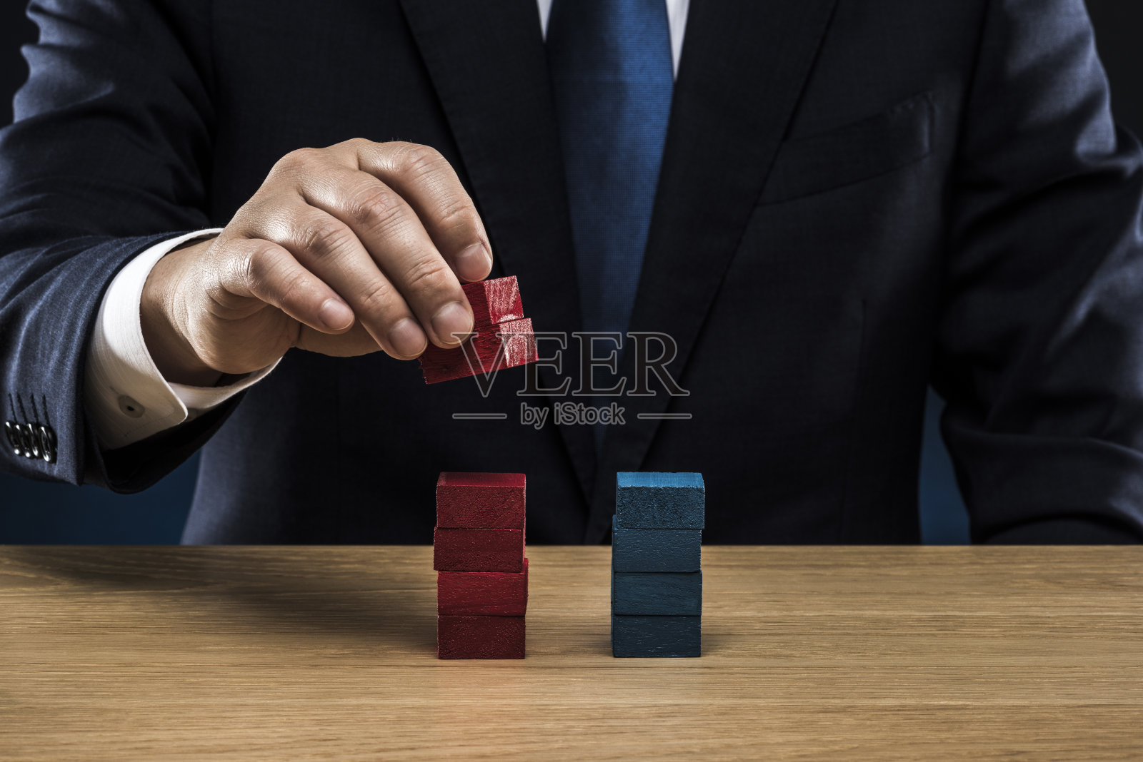 堆叠红色和蓝色方块照片摄影图片