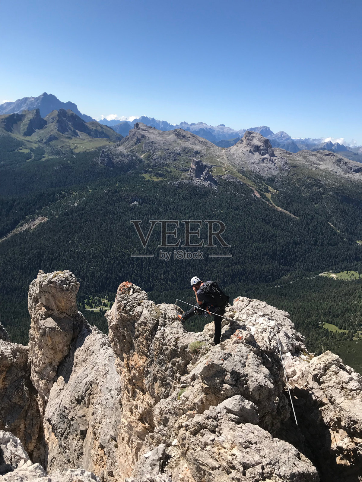 迷人的男性登山者和导游在意大利白云岩拍照照片摄影图片