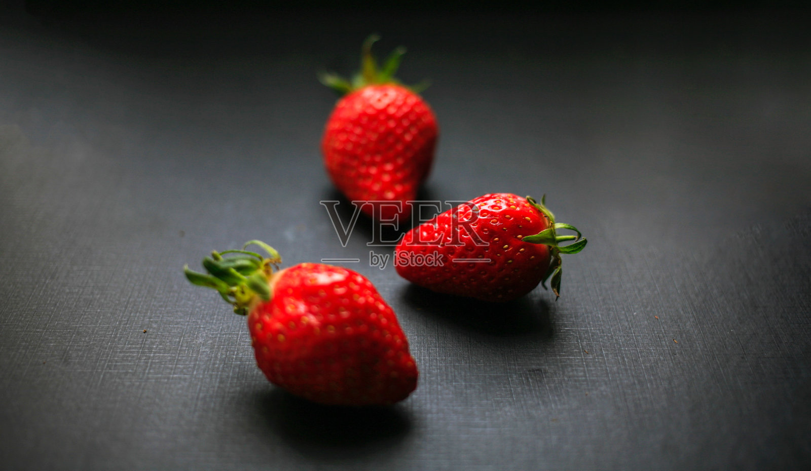 黑色背景上的美味草莓照片摄影图片