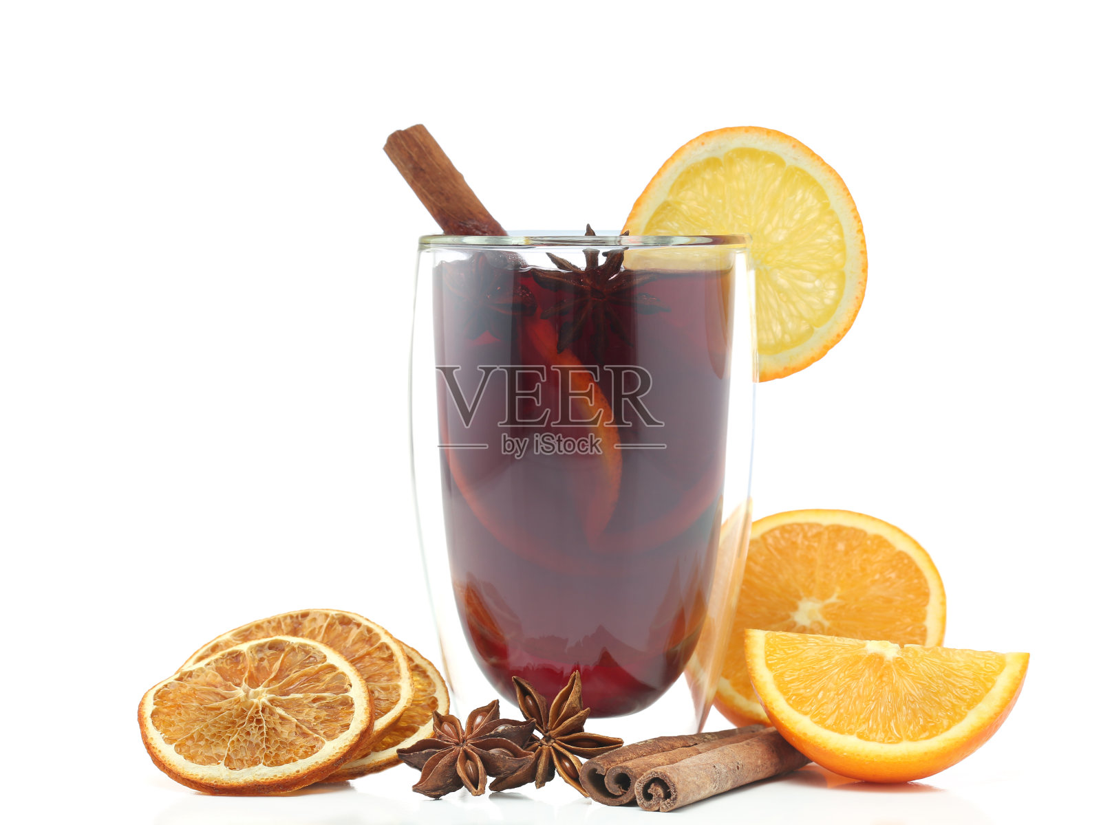 热葡萄酒在玻璃孤立的白色背景照片摄影图片