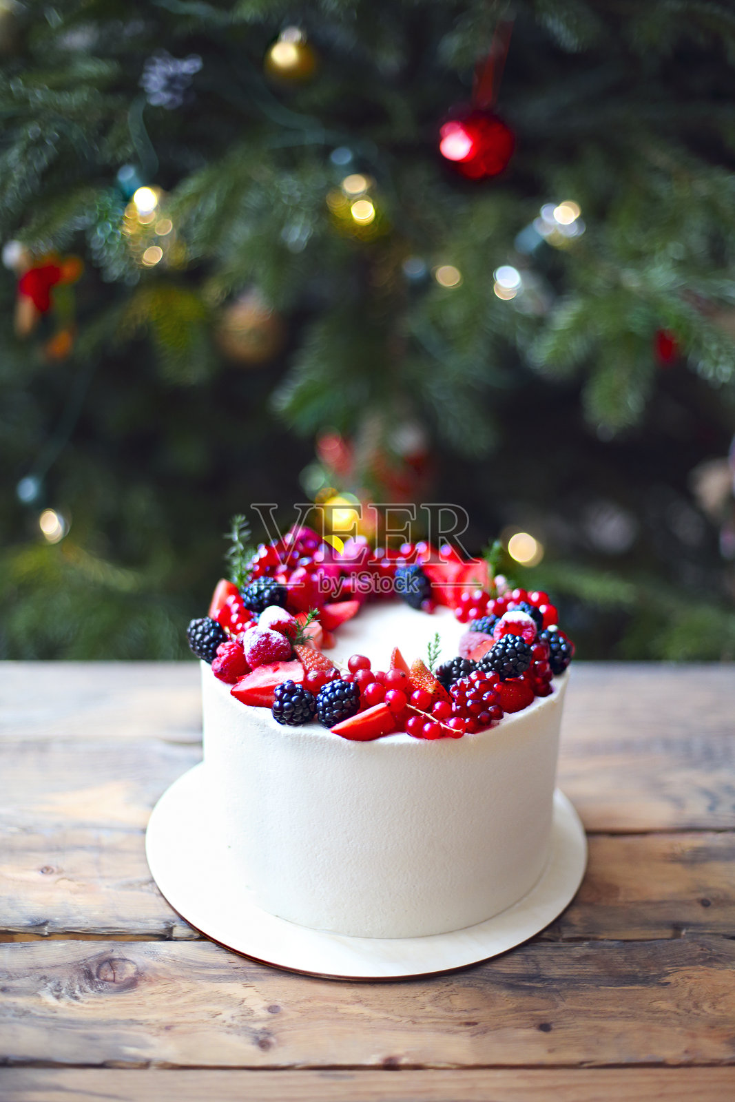 圣诞树旁的圣诞蛋糕照片摄影图片