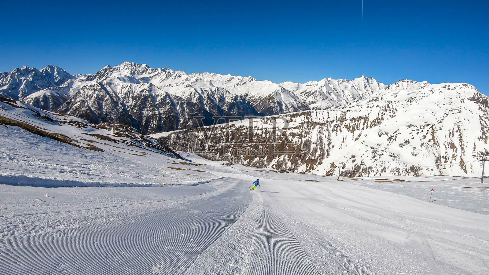 Heiligenblut -一个滑雪者从一个完美的有房间的斜坡上滑下来照片摄影图片