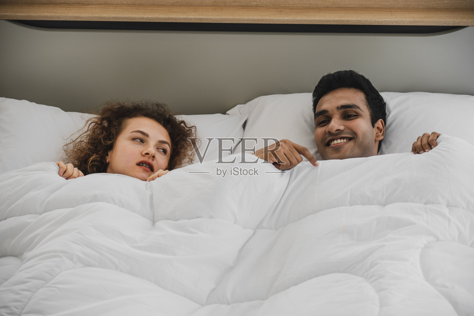 一个男人和一个女人躺在床上照片摄影图片