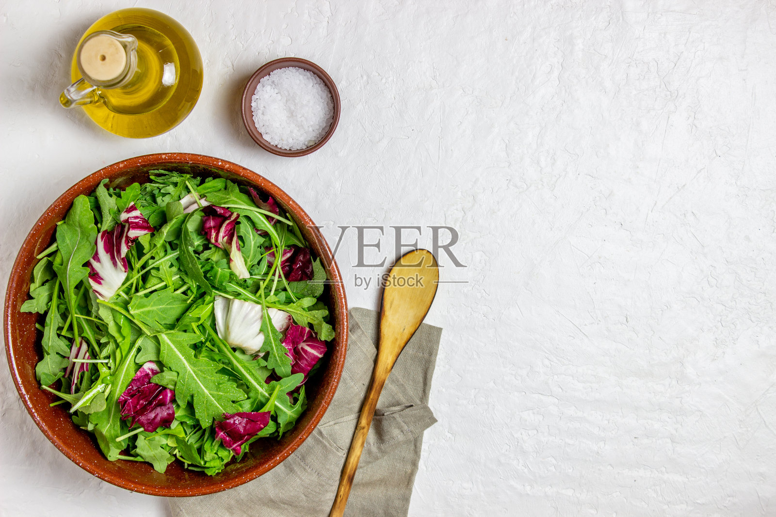 新鲜的沙拉混合。健康饮食。素食。饮食。菜谱。照片摄影图片