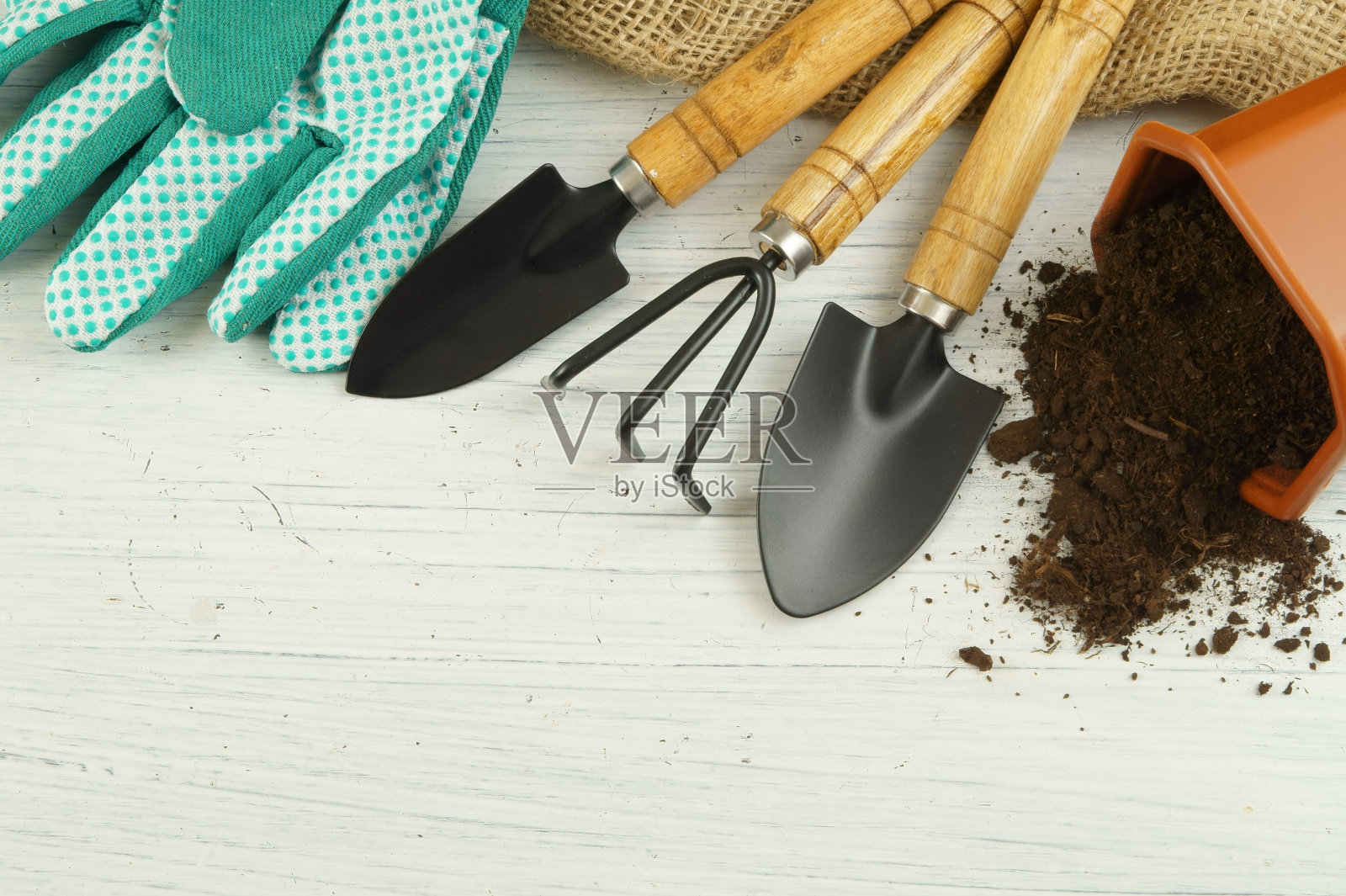 白色的桌子上放着园艺工具照片摄影图片