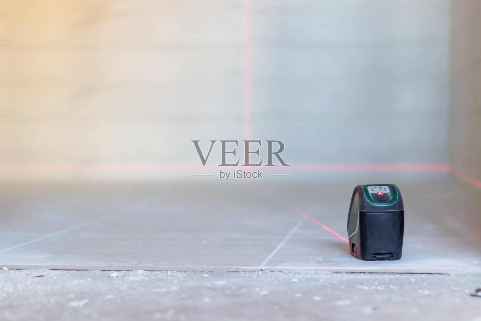 激光水平。铺设瓷砖。建造房屋和公寓。照片摄影图片