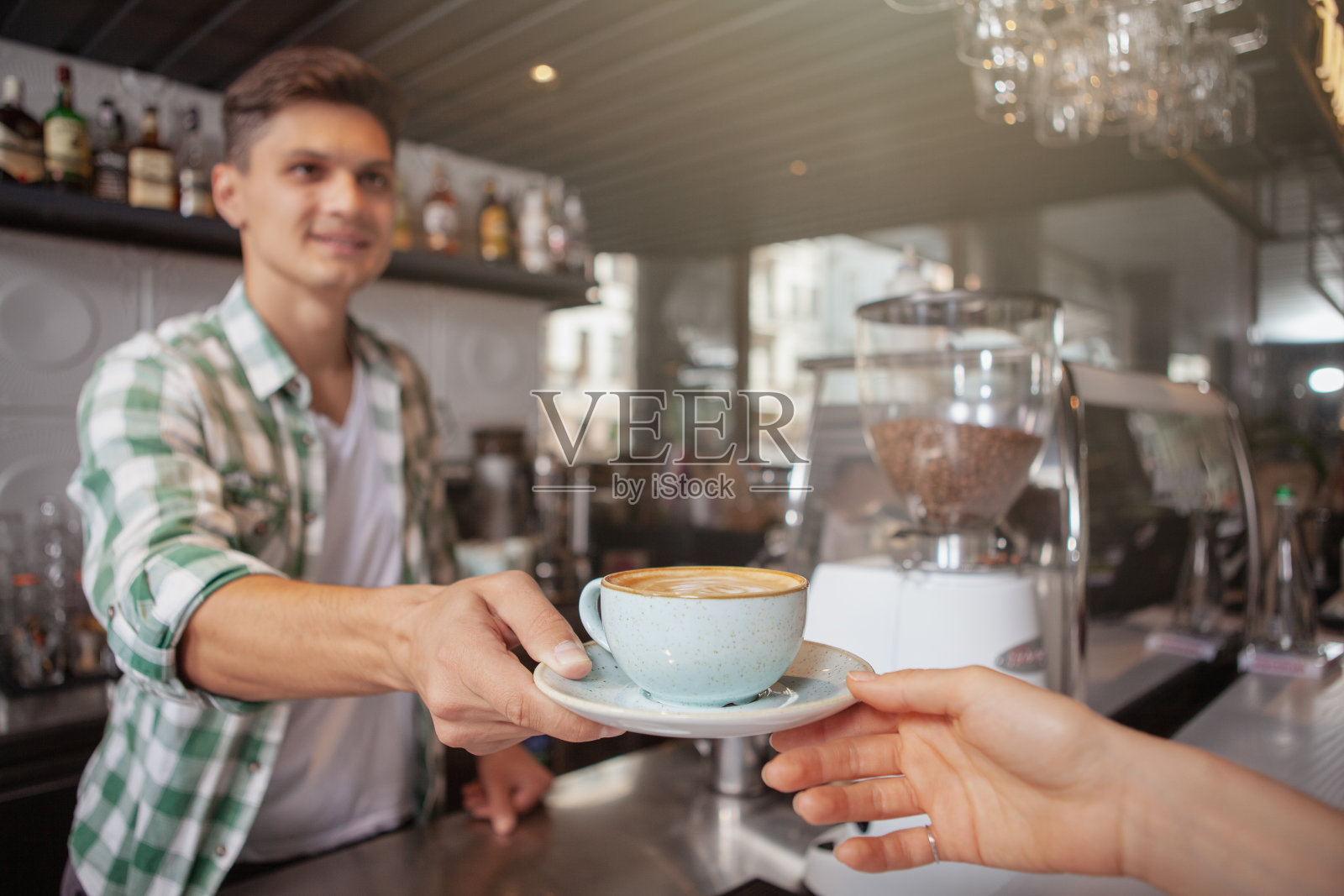 在咖啡店工作的快乐的咖啡师照片摄影图片