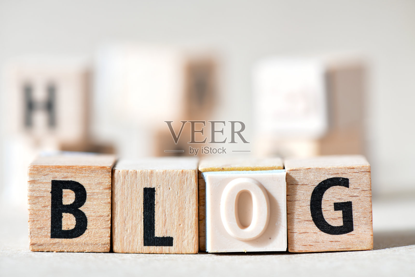 字博客上的木方块照片摄影图片
