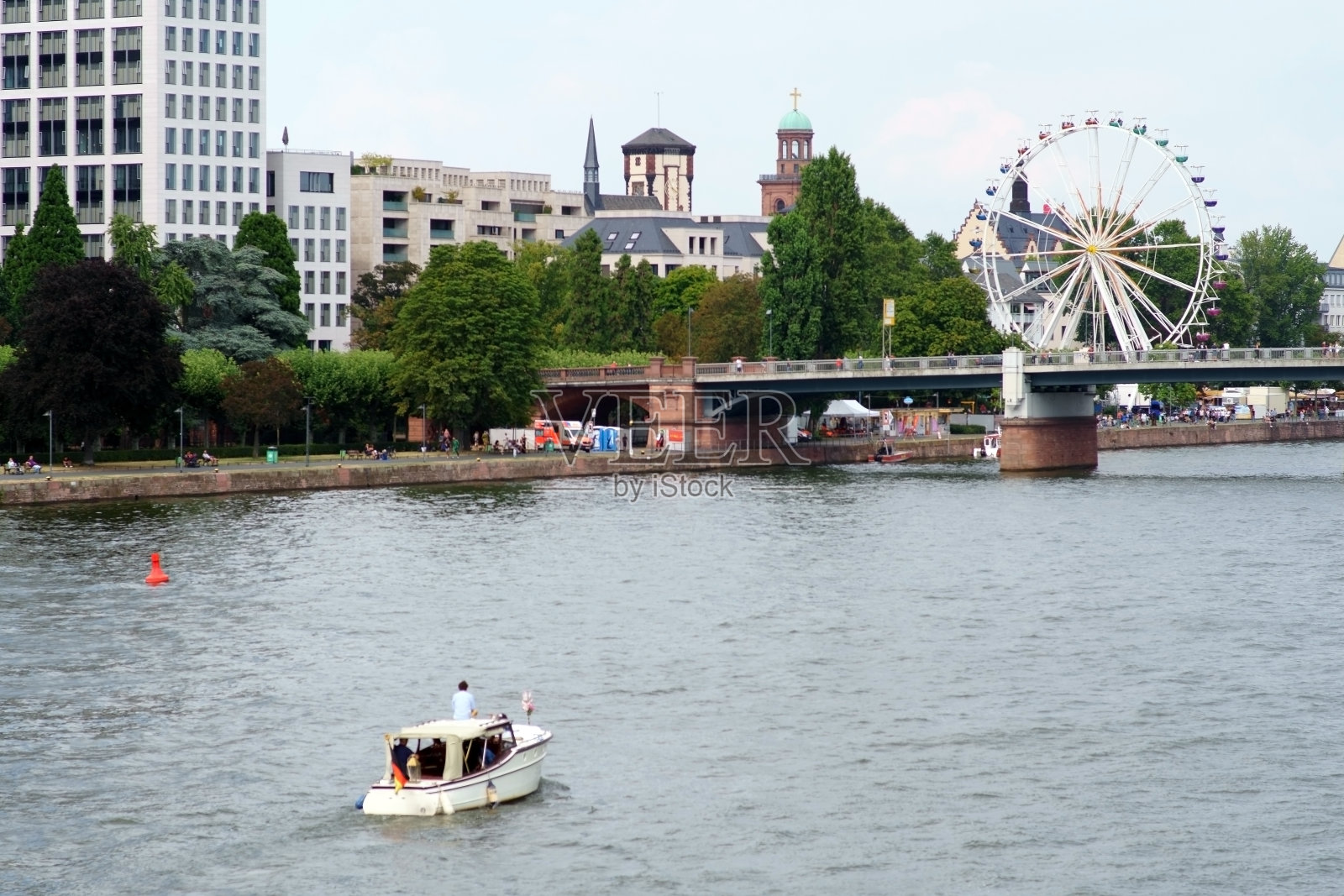 在法兰克福的大街上照片摄影图片