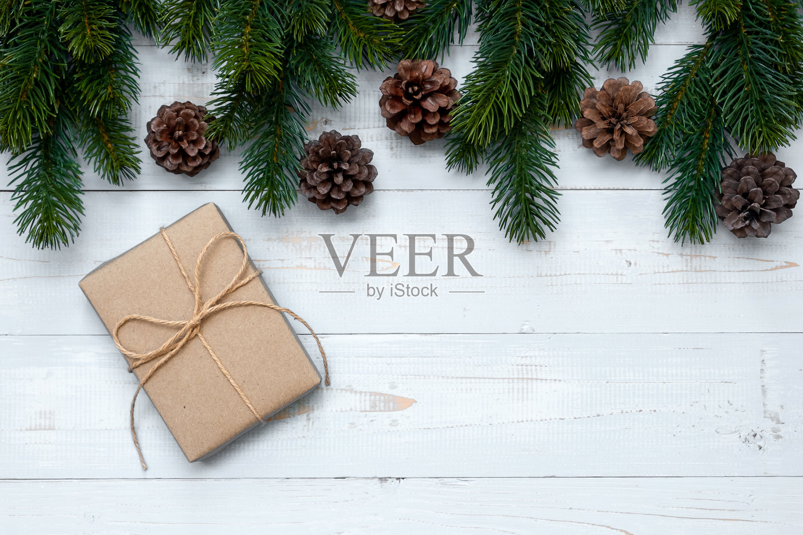 圣诞装饰，礼盒和松枝木制背景，准备节日概念，新年和圣诞节快乐。顶部视图和复制空间的文本照片摄影图片