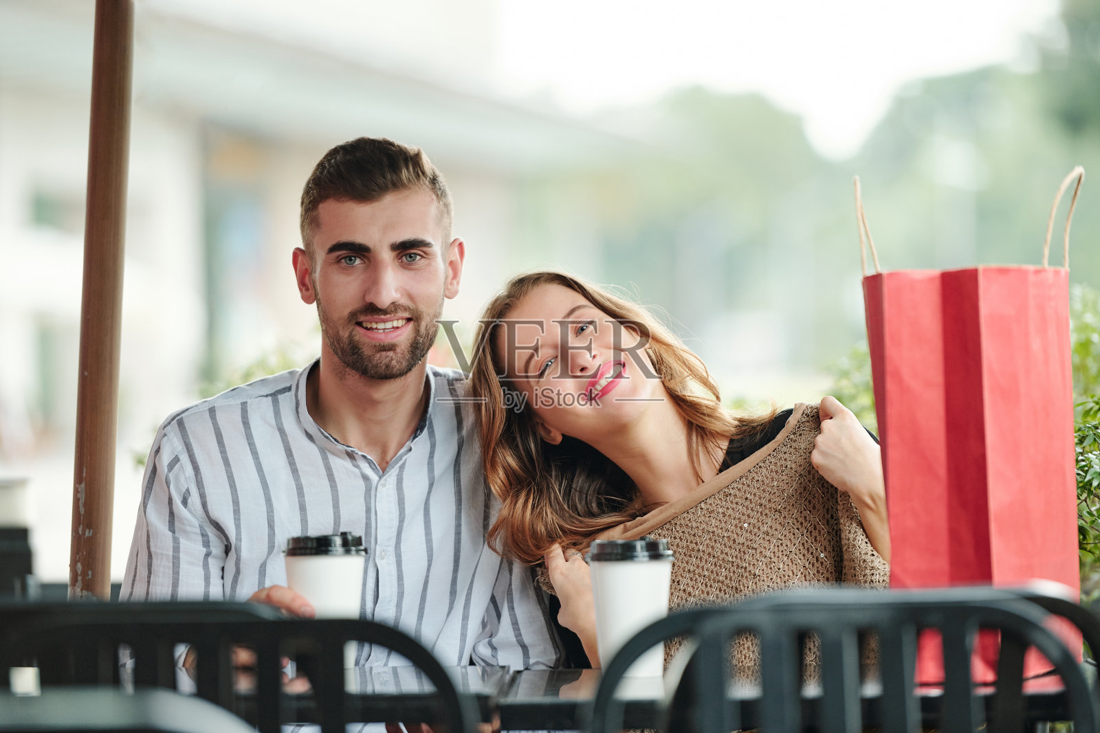 幸福的夫妇花时间在咖啡馆照片摄影图片