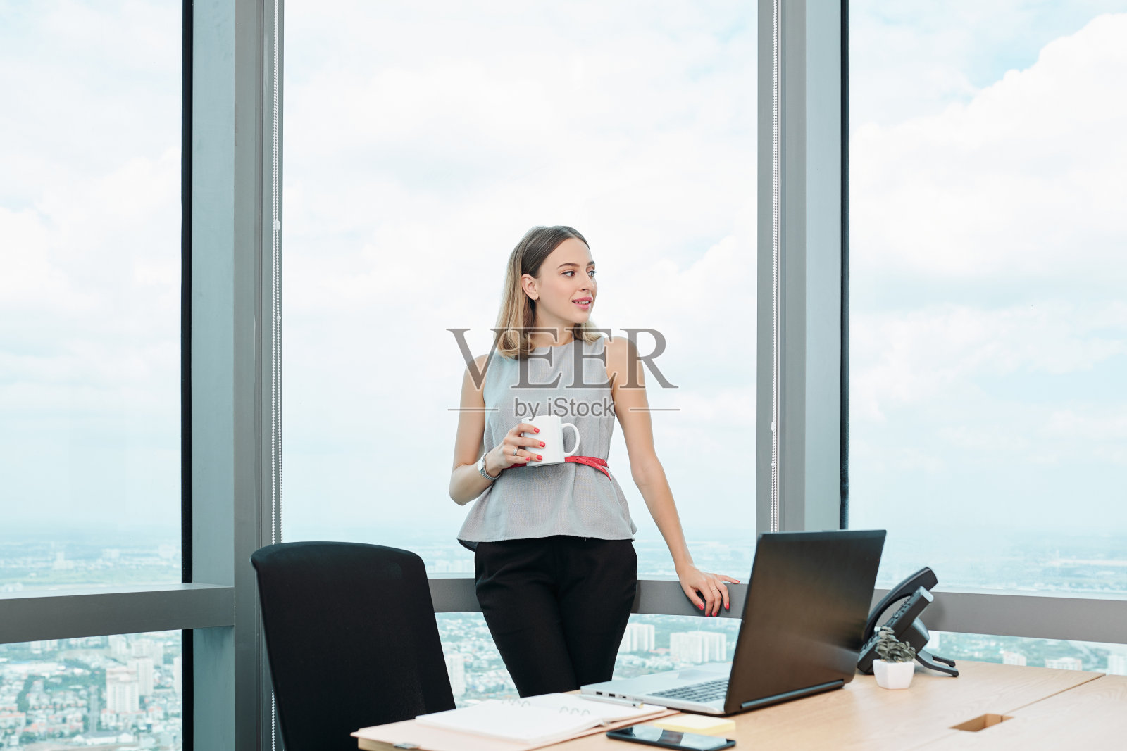 女商人在享受咖啡休息时间照片摄影图片