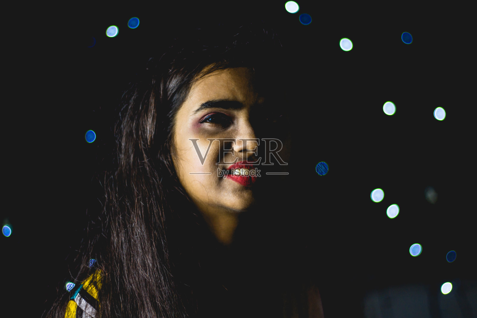 年轻的少女庆祝排灯节与bokeh照片摄影图片