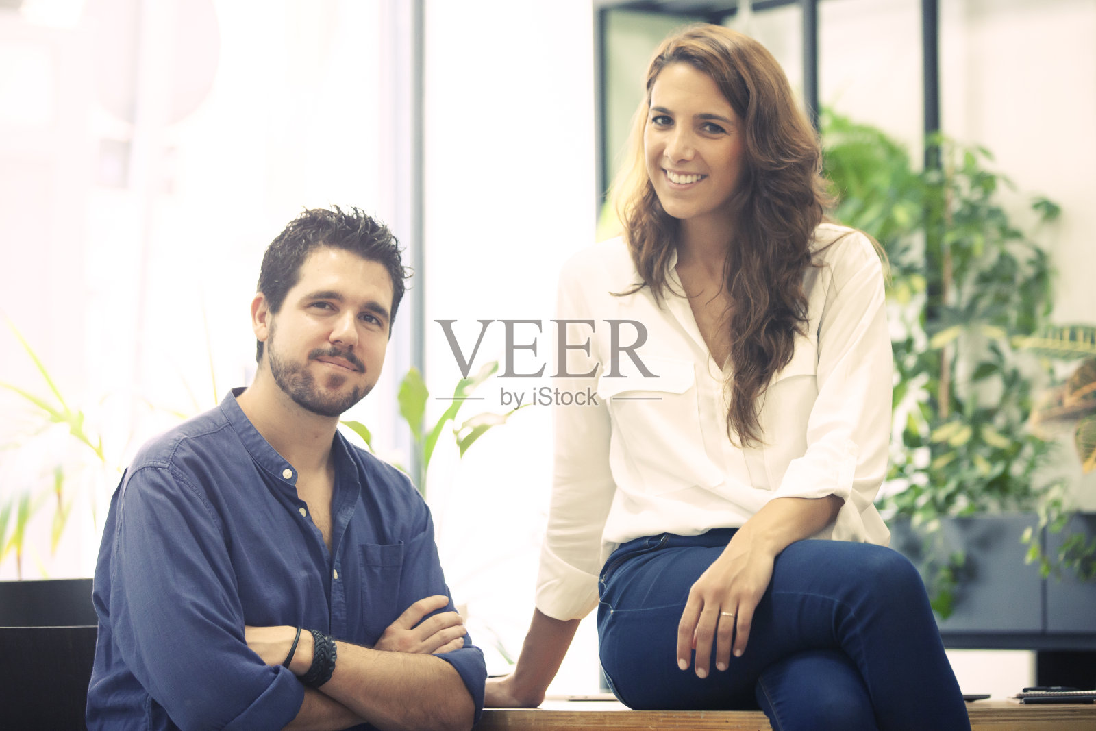 这是一家年轻而成功的初创科技公司的首席执行官和首席技术官的头像。照片摄影图片