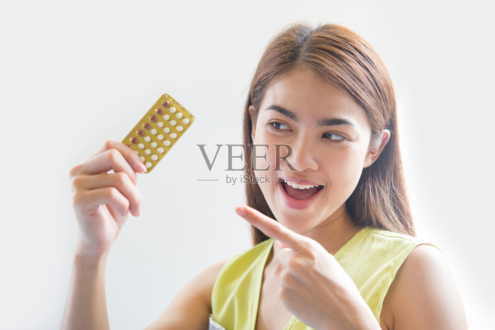 妇女手握避孕面板防止怀孕照片摄影图片