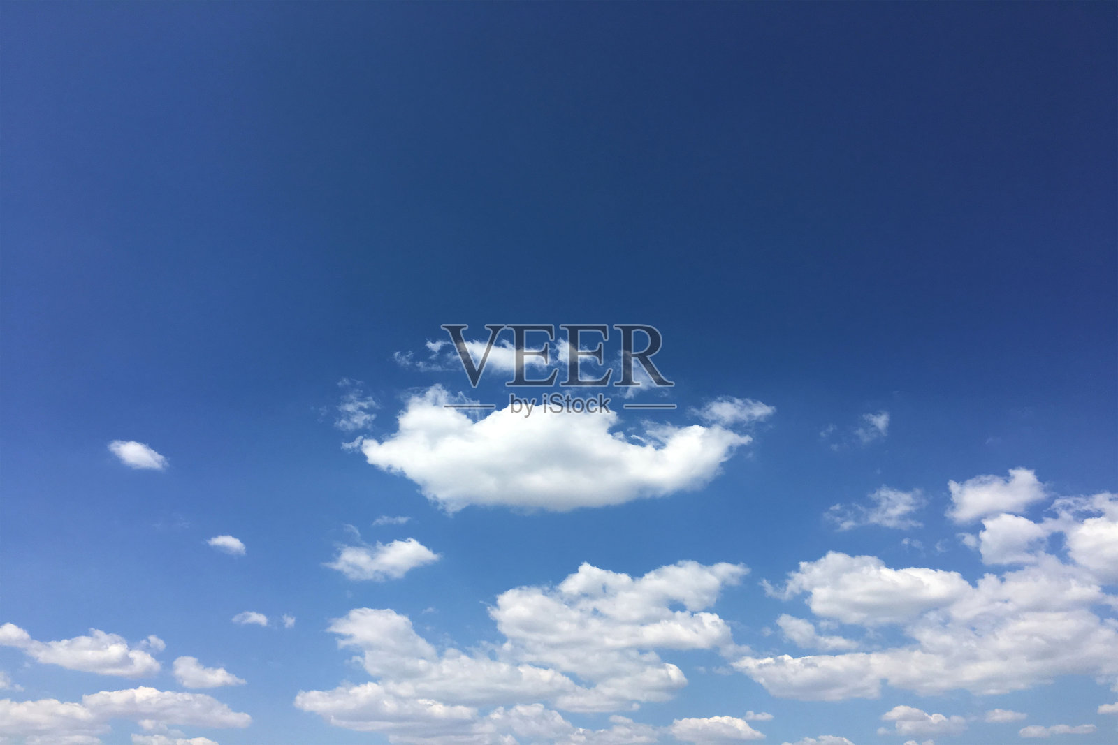 云朵，天蓝色的背景。云，蓝天和太阳。照片摄影图片