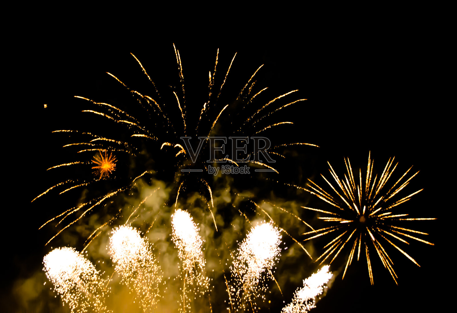 雷的，彩色的，发光的，真正的烟花在晚上照片摄影图片