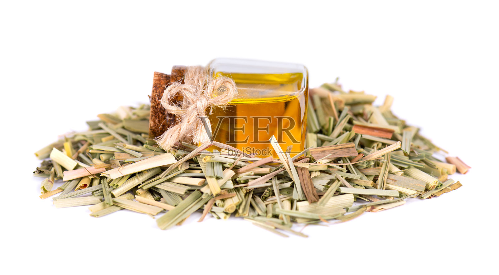 柠檬草精油在一个玻璃瓶，孤立在白色的背景。天然柠檬草的干枝。照片摄影图片