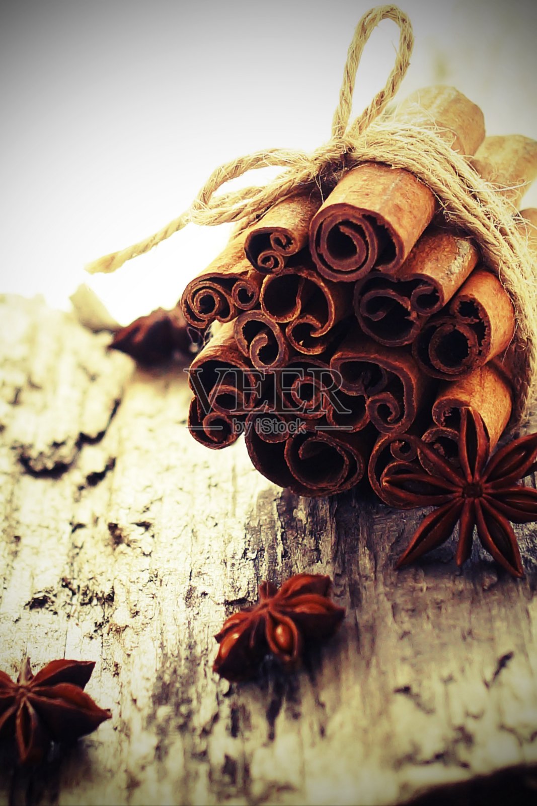 桂枝纹理在木质复古背景上柔和聚焦。本空间照片摄影图片