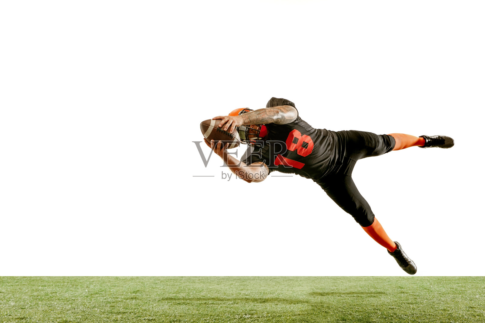 美国足球运动员为目标战斗孤立在白色背景照片摄影图片