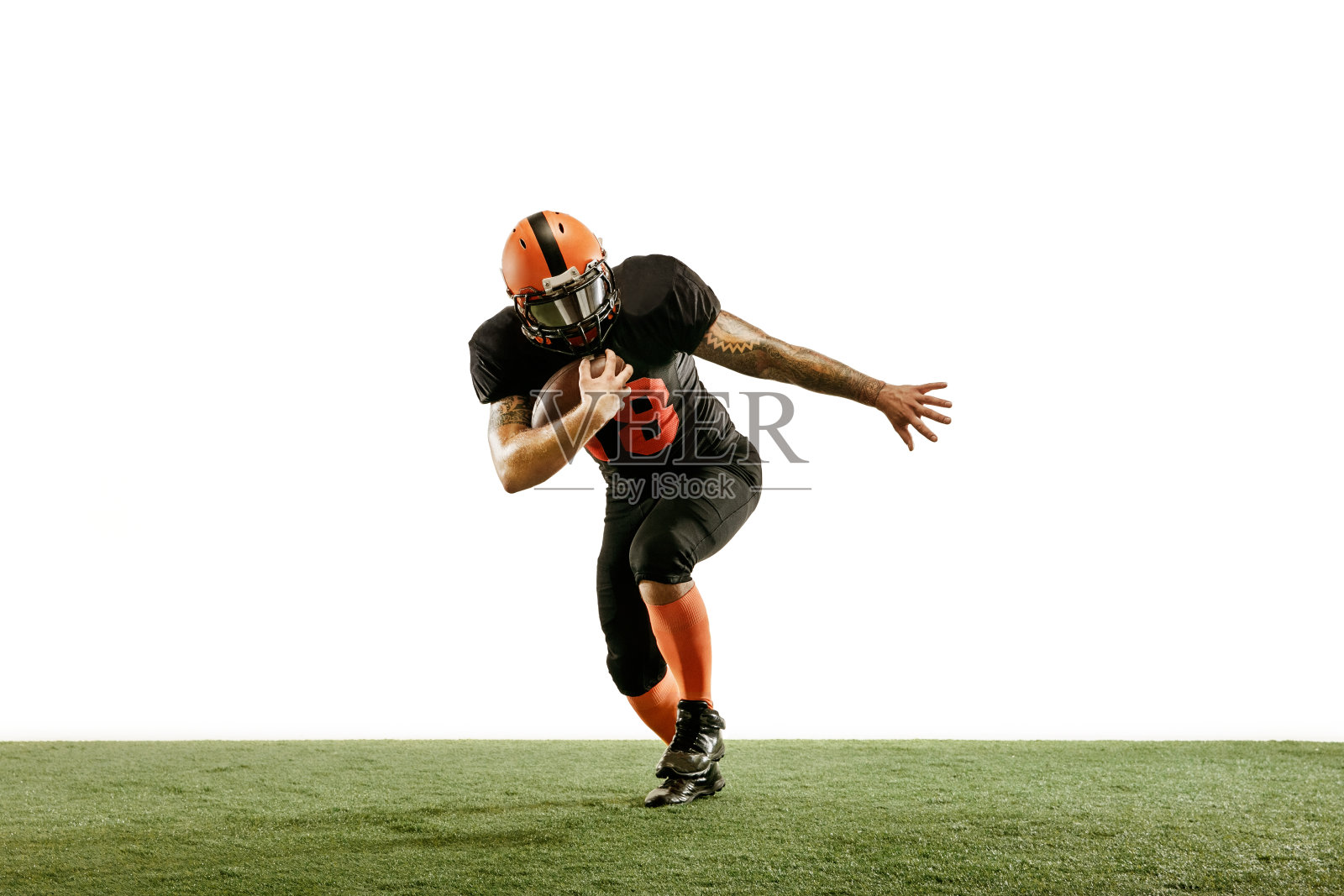 美国足球运动员为目标战斗孤立在白色背景照片摄影图片