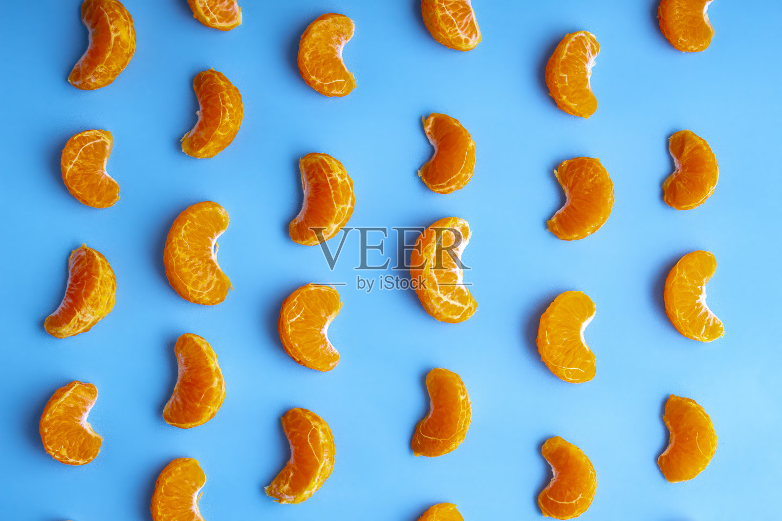 普通话心皮橙子。橘子，蓝色背景下的柑橘照片摄影图片