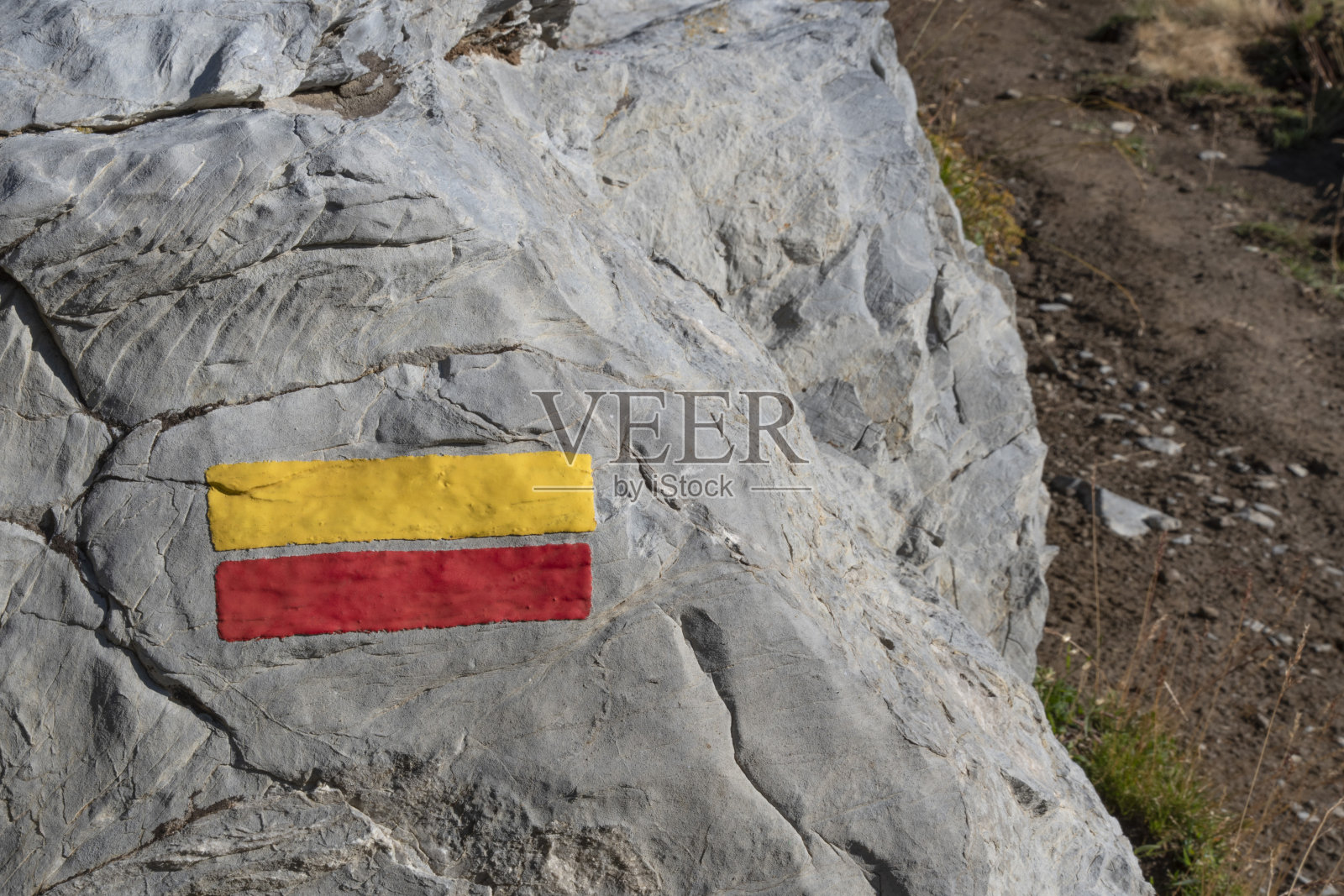 徒步旅行小径上指示路径的标记照片摄影图片