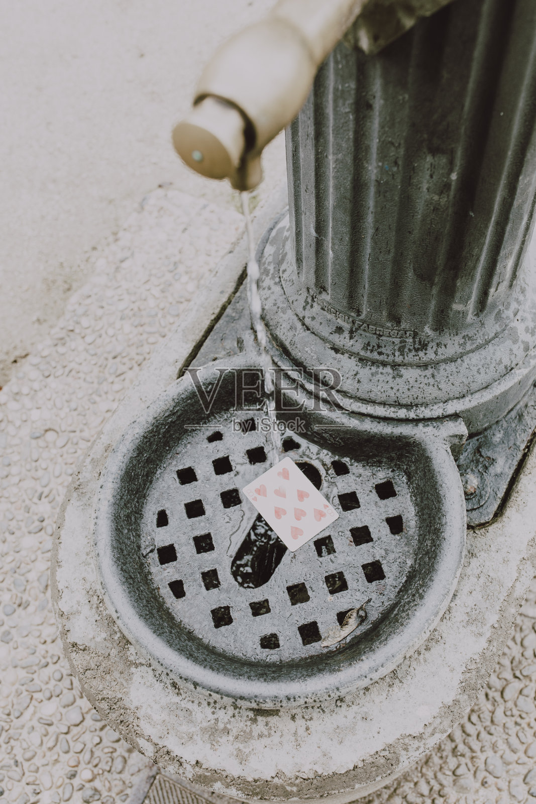 在街上玩牌照片摄影图片