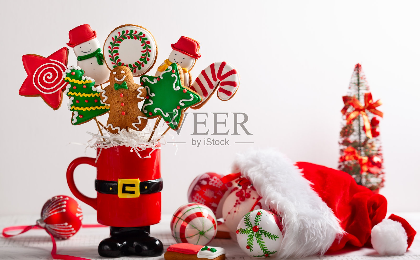 一套圣诞姜饼串在一个红色的礼品杯和礼品盒照片摄影图片